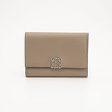 LOEWE(ロエベ)コンパクト財布 アナグラムバーティカルウォレットスモール<サンド>