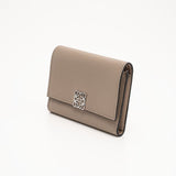 LOEWE(ロエベ)コンパクト財布 アナグラムバーティカルウォレットスモール<サンド>