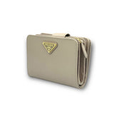 PRADA(プラダ)コンパクト財布 ヴィッテロムーブ三角ロゴ<ベージュ>