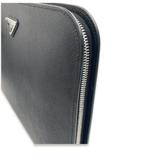 PRADA(プラダ)ドキュメントケース クラッチバッグサフィアーノ三角ロゴ<ブラック>