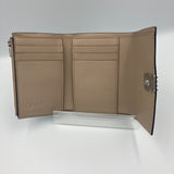 LOEWE(ロエベ)コンパクト財布 アナグラムバーティカルウォレットスモール<サンド>