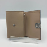 LOEWE(ロエベ)コンパクト財布 アナグラムバーティカルウォレットスモール<サンド>