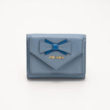 PRADA（プラダ）三つ折り財布 リボン付コンパクトサフィアーノ＜ライトブルー＞