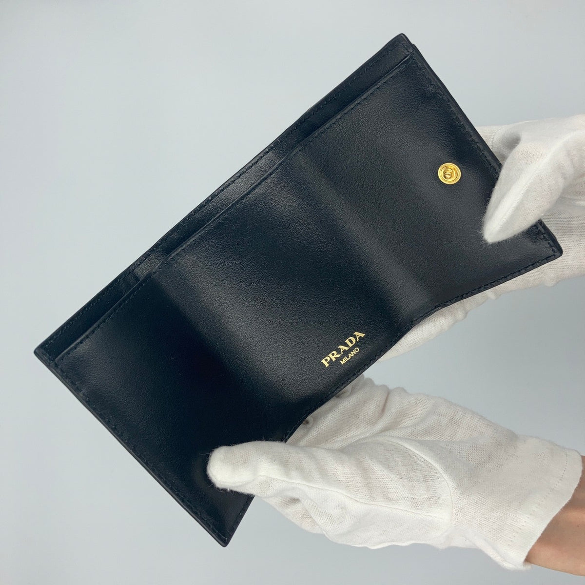 PRADA（プラダ）三つ折り財布 トライアングル ヴィッテロムーブ ＜ブラック＞